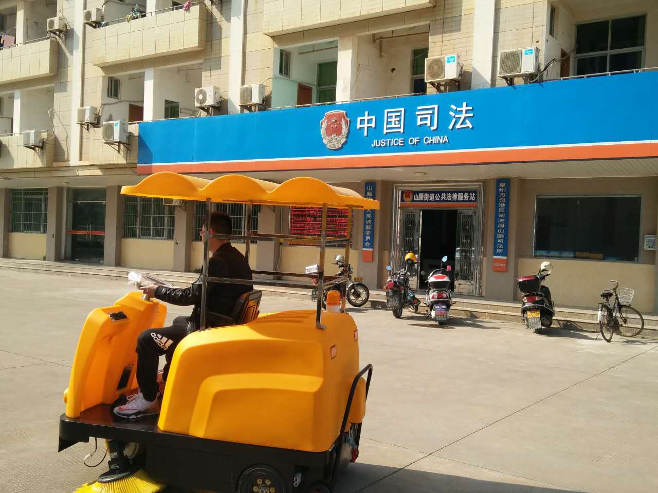 驚！一輛潔博士路面清掃機，惹得員工搶著(zhù)干活？