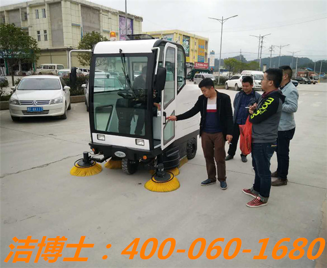 潔博士駕駛掃地車(chē)客戶(hù)案例——上海揚久實(shí)業(yè)